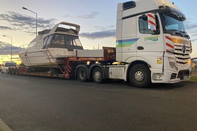 Transport jachtu na naczepie niskopodwoziowej – realizacja FAMAT
