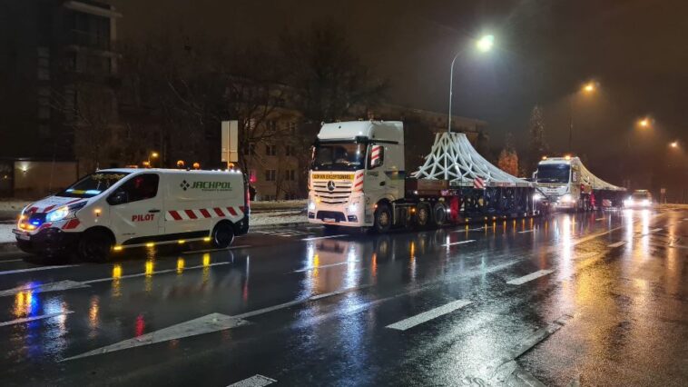 Nocny transport ponadgabarytowy FAMAT z pojazdem pilotującym na drodze miejskiej